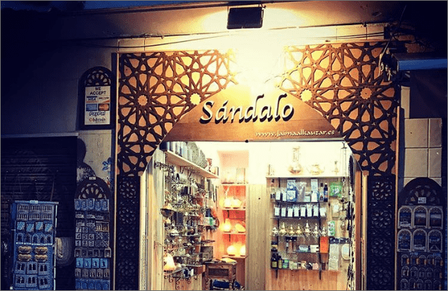 Decoración negocio en madera cortada por laser